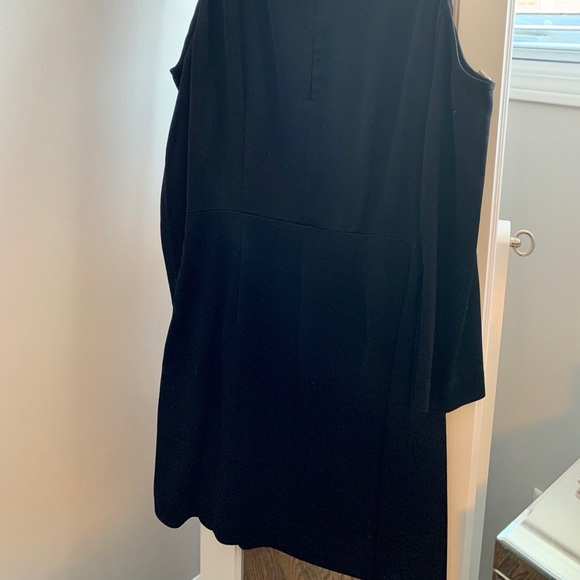 Aritzia Wilfred open shoulder dress - Picture 4 of 7